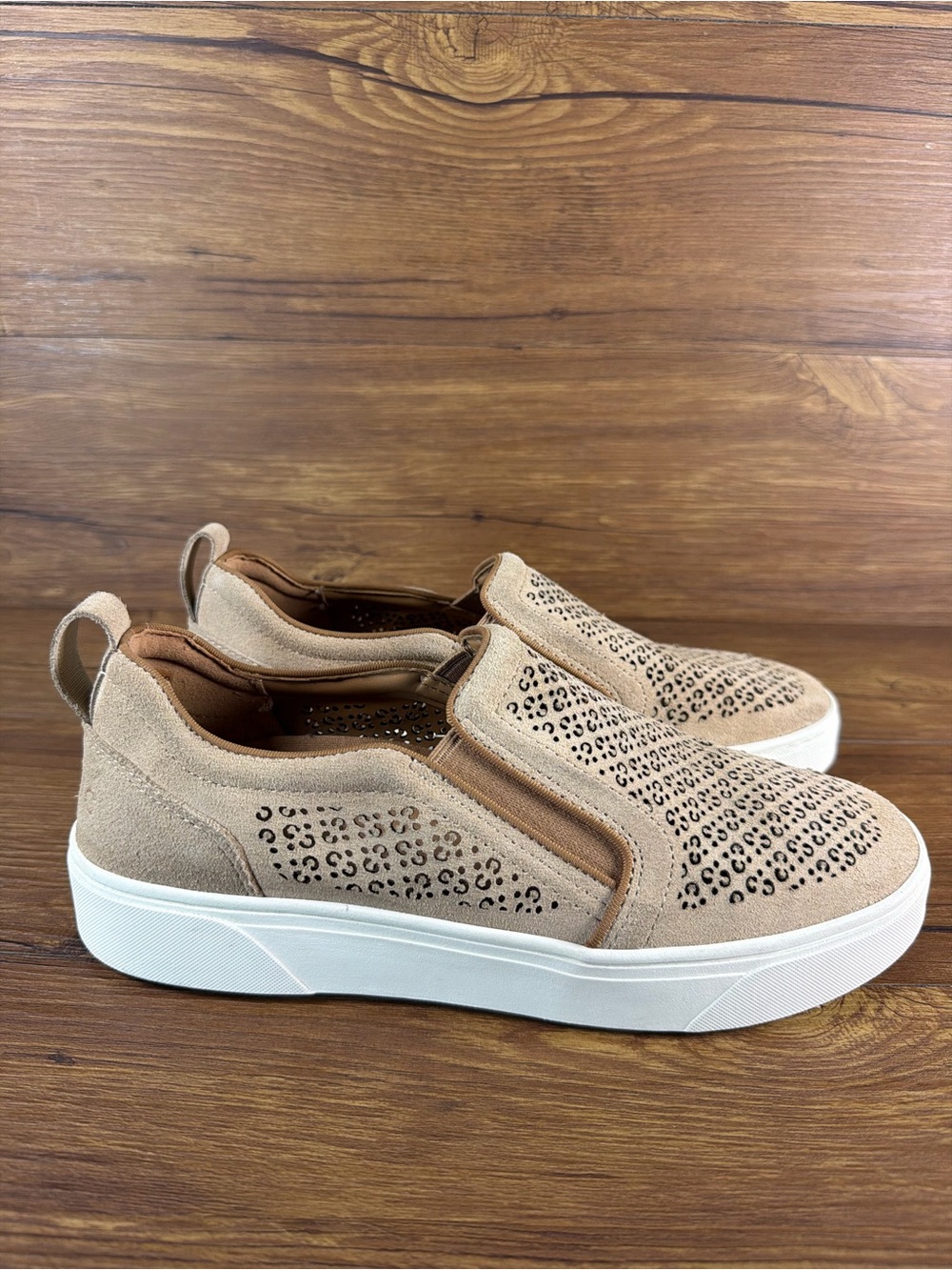 Vionic Kimmie Perf Womens Size 8 Tan Suede Casual Outdoor Slip On Shoes Sneakers